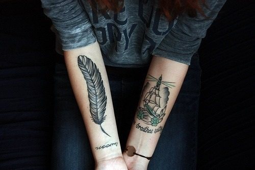 Tatuaggio di una piuma - significato in ragazza con parola, uccelli, pavone su gamba, braccio, polso, stomaco, collo, schiena, clavicola, lato