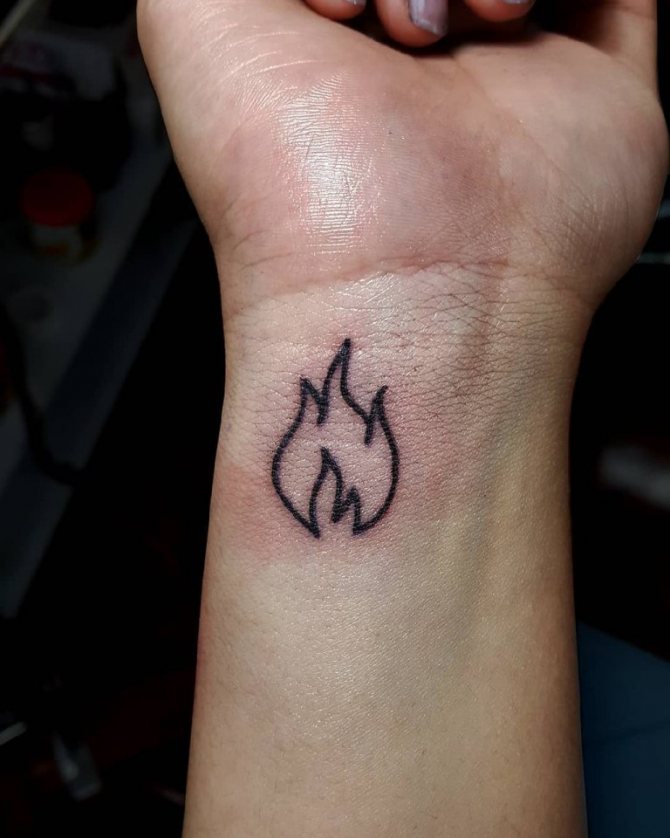fiamma del tatuaggio sulla mano