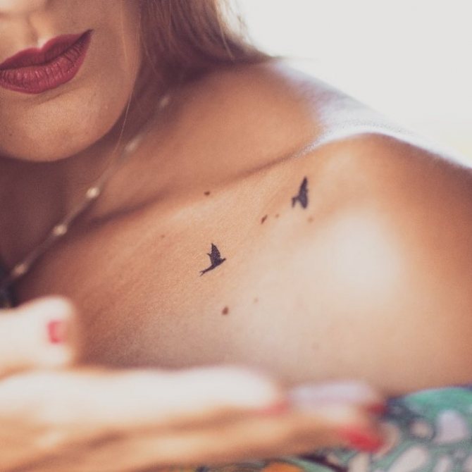 Tattoo of birds on the collarbone