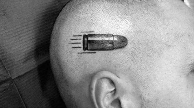tatuaggio di un proiettile sulla testa
