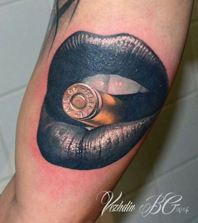 tatuaggio di un proiettile in labbra nere