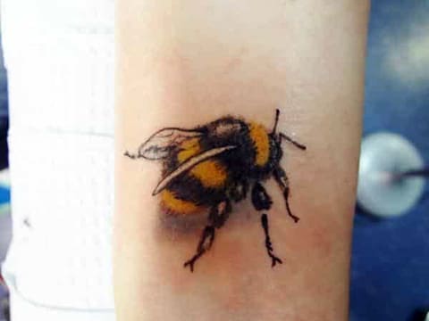 Tattooing with a bee - photo