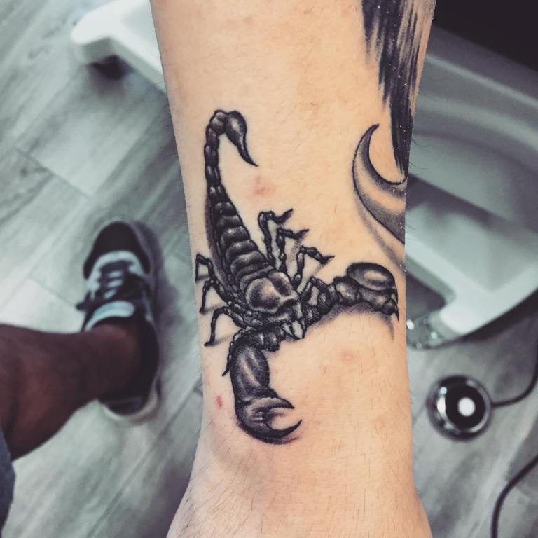 Tattoo male scorpion on arm