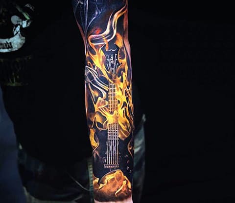 Tatuaggio elemento di fuoco con chitarra sul braccio