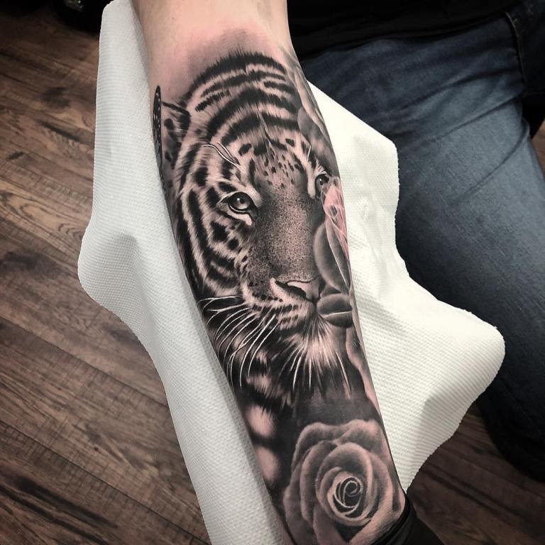 Tattoo tiger with a rose