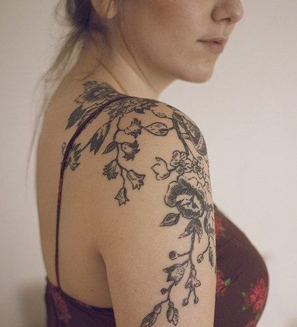 Tattoo in the form of flowers perfectly goes with a dress with a similar print