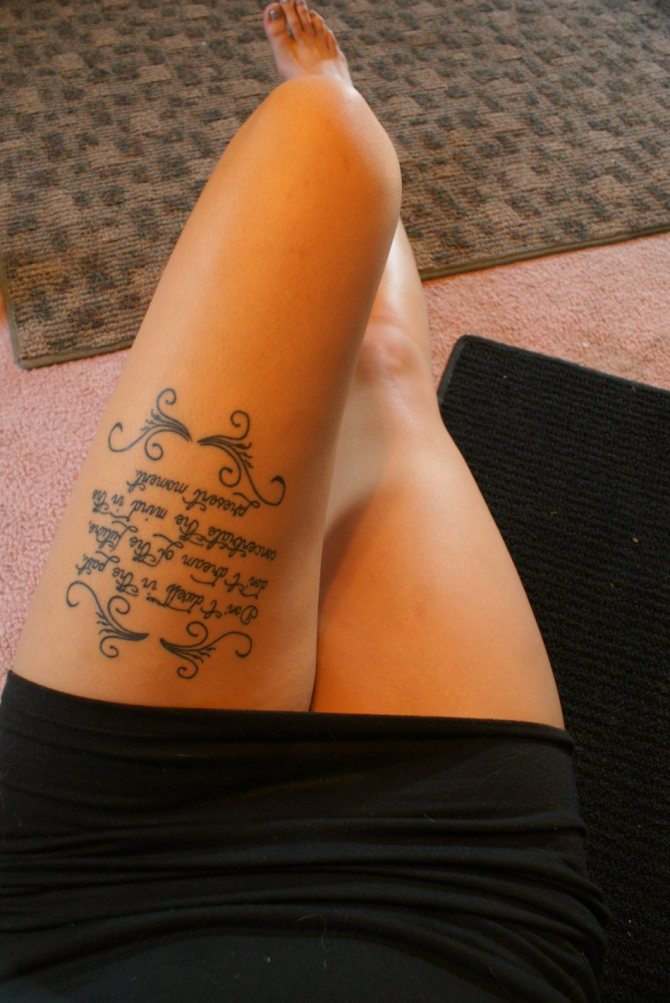 Tattoo in the form of a volumetric quote