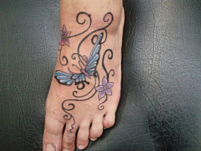 Interweave pattern tattoo with flowers on woman's foot