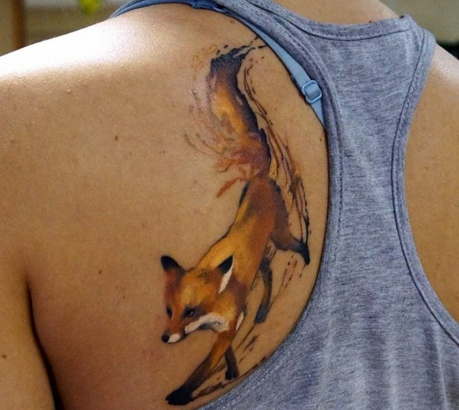 Tattoo in the form of a chanterelle walking on the scapula