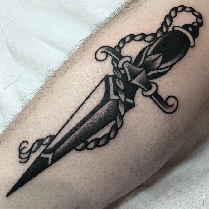 Il tatuaggio avvolge la corda intorno al pugnale
