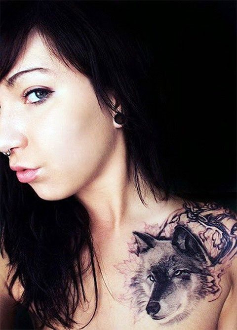 Tattoo wolf on a girl's shoulder