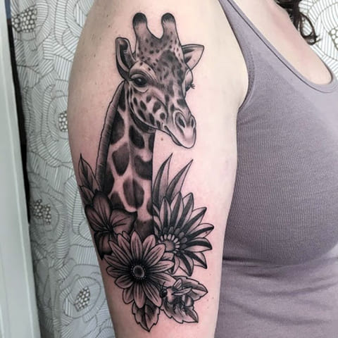 Tattoo giraffe on girl's shoulder
