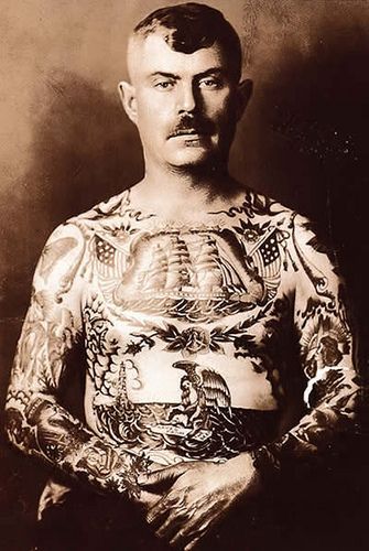 Un uomo tatuato degli anni '20