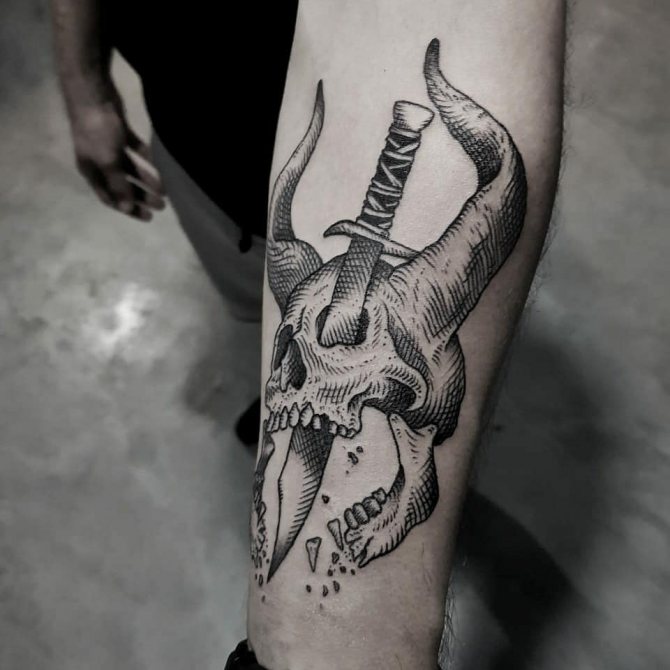 Demone teschio pugnale tatuaggio trafitto