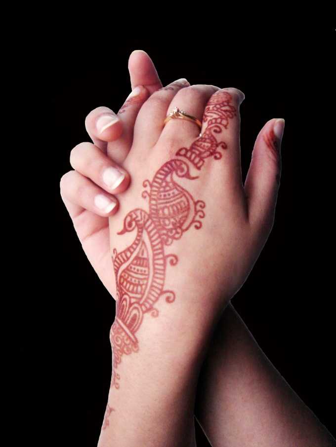 A henna tattoo disappears in 2-3 weeks.