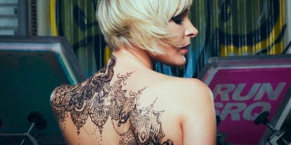 Tatuaggio in pizzo sulla schiena di una ragazza