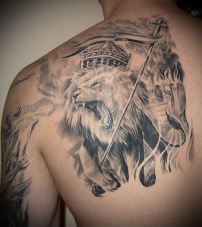 Tattoo of a lion on a man's shoulder blade