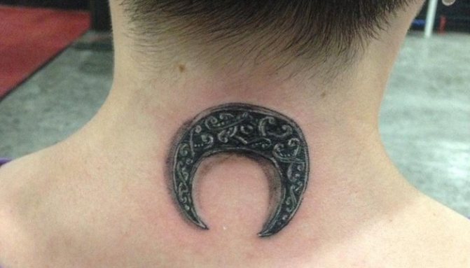 Tatuaggio sul collo Moonraker