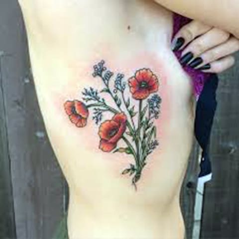 Tatuaggio di papaveri sul lato di una ragazza - foto