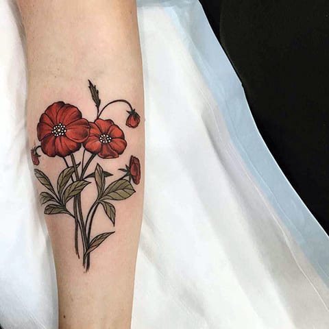 Poppies pe brațul unei fete - fotografie