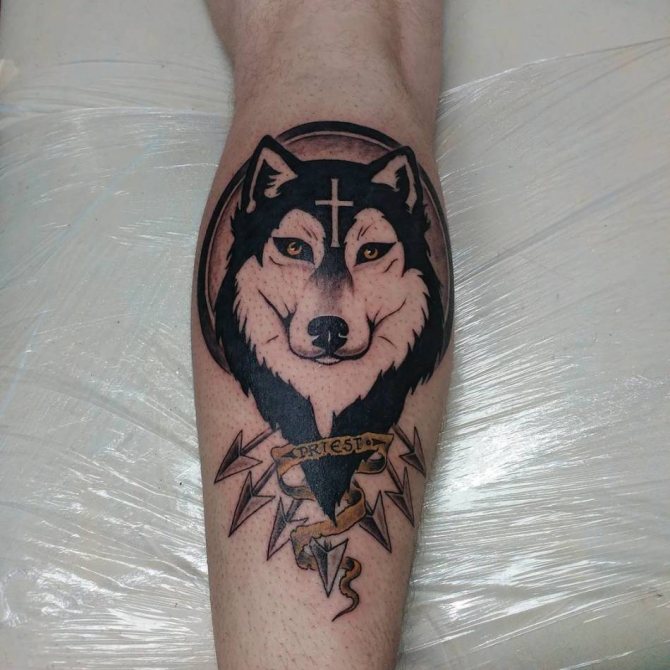 Tattoo on the shin in the form of a wolf