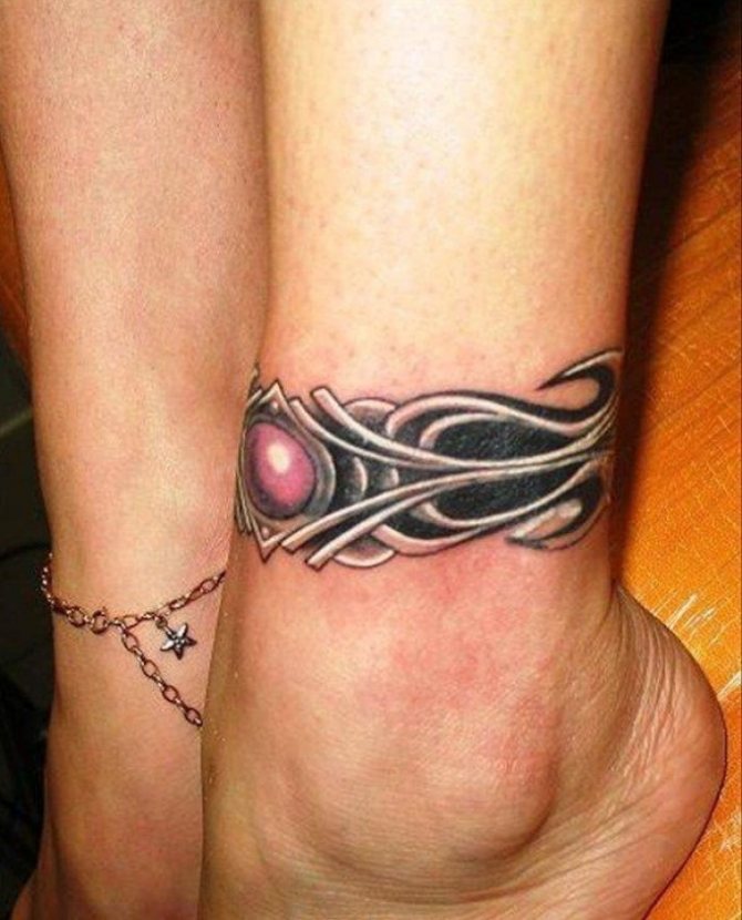 Tattoo on the ankle as a bracelet
