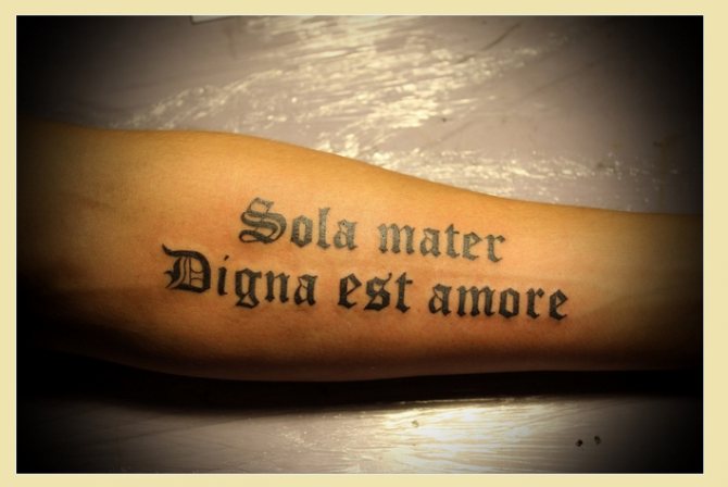 Tattoo about family in Latin: Only mother is worthy of love