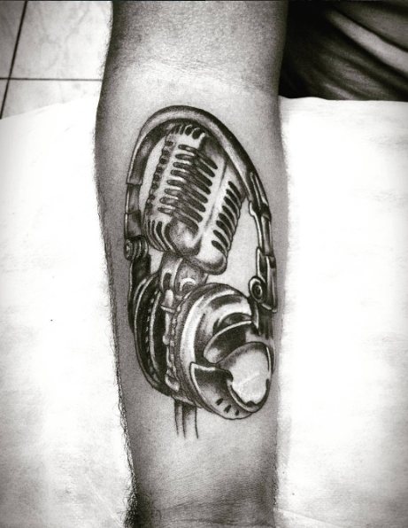 Tattoo of a rocker on the shoulder - headphones with a microphone
