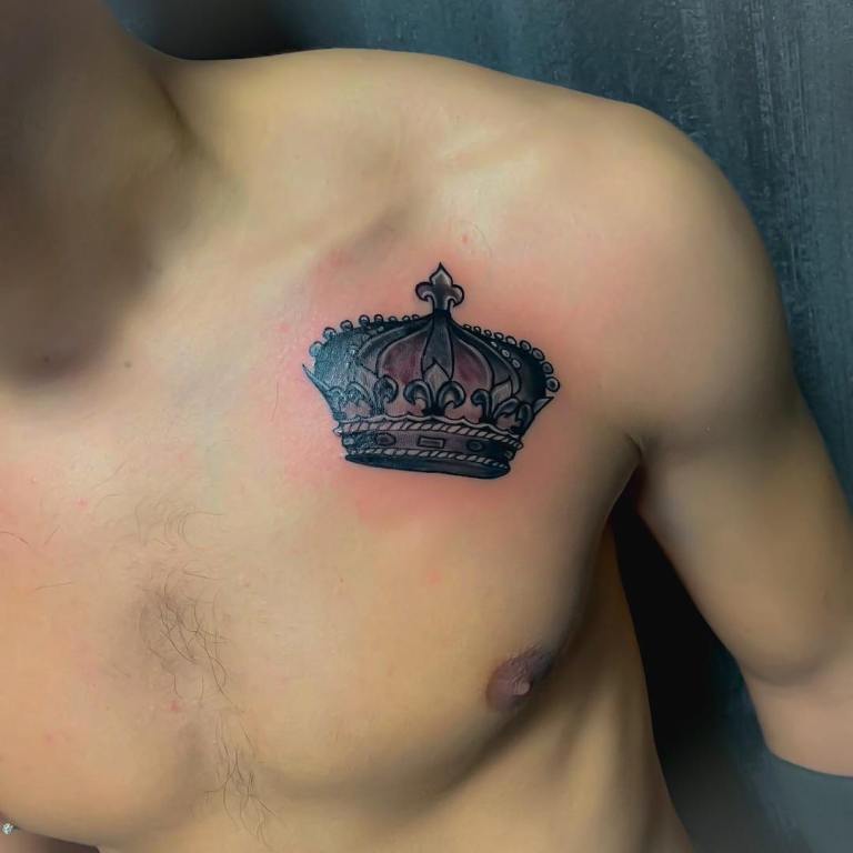 Tattoo in the shape of the crown