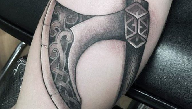 Tattoo in the form of Axe of Perun