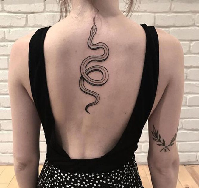 Tattoo along the spine in the form of a snake