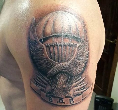 Airborne troops tattoo on the shoulder - parachute