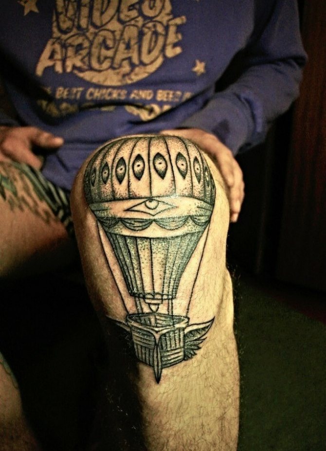 Balloon tattoo on male knee