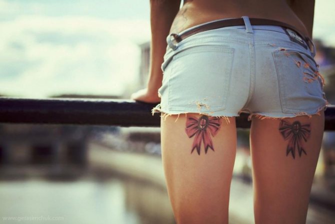 Tattoos as bows on the hip
