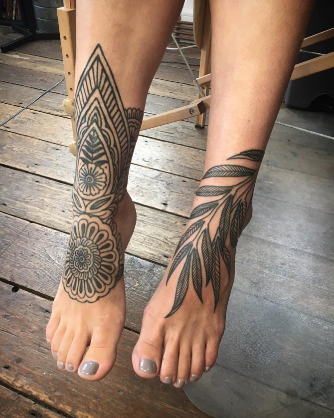 Tattoos on the leg for girls: the best options 2022