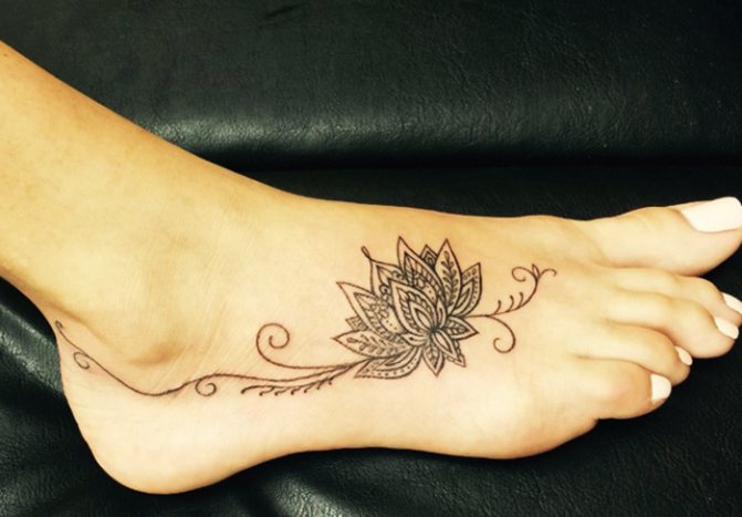 Tattoos on the foot for girls. Photo captions, female patterns, sketches