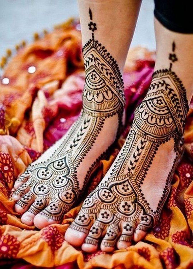 The most usual kind of henna used in India is 