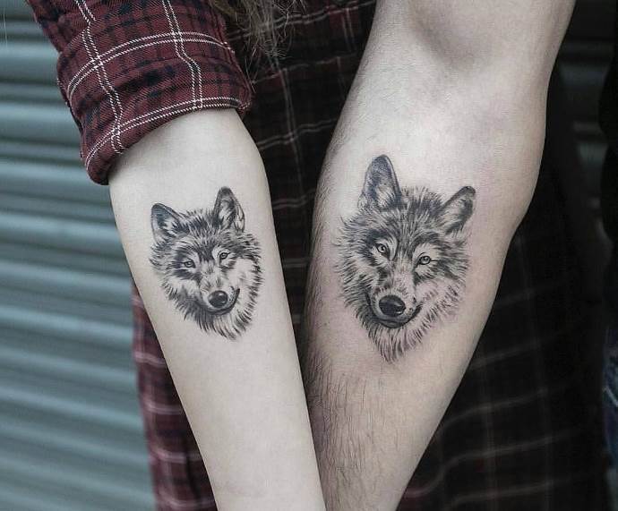The wolf and the she-wolf on tattoo - a beautiful paired symbol of fidelity