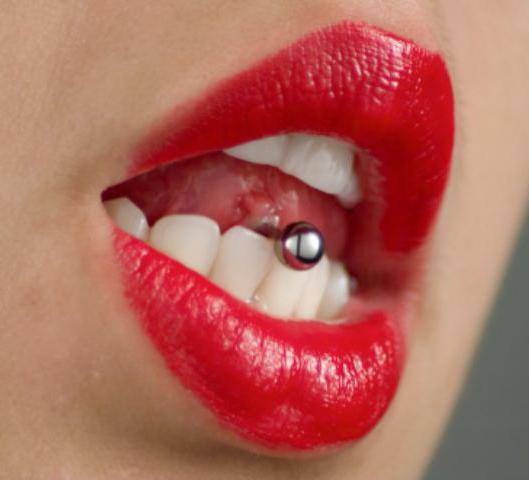 Tutto sul piercing alla lingua: piercing, cura, possibili conseguenze
